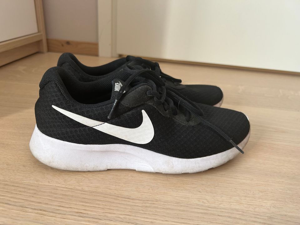 Nike Tanjun tennarit naisten 40,5