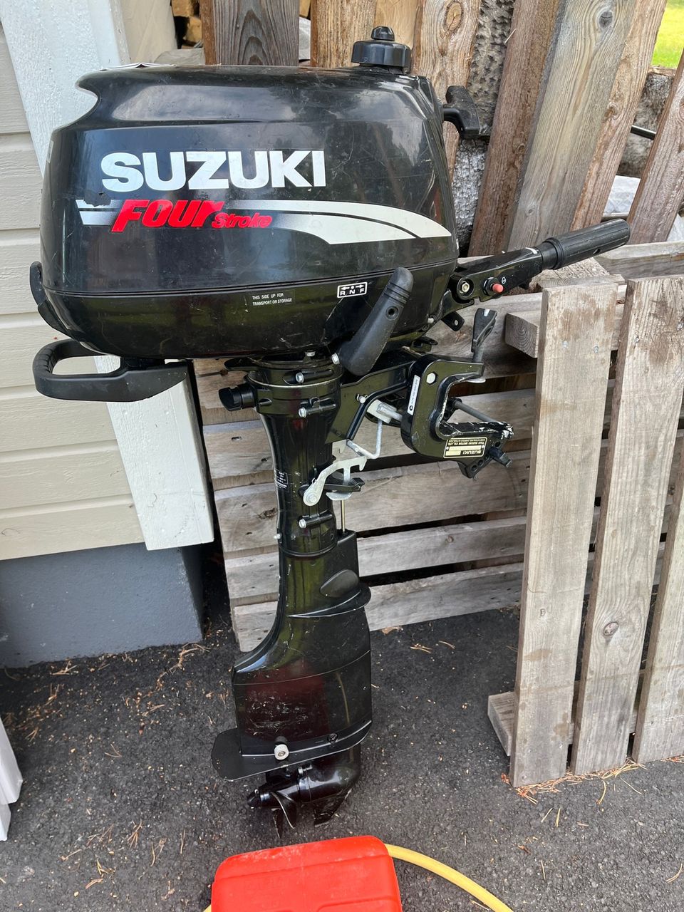 Suzuki Perämoottori 4HW   ja bensatankki