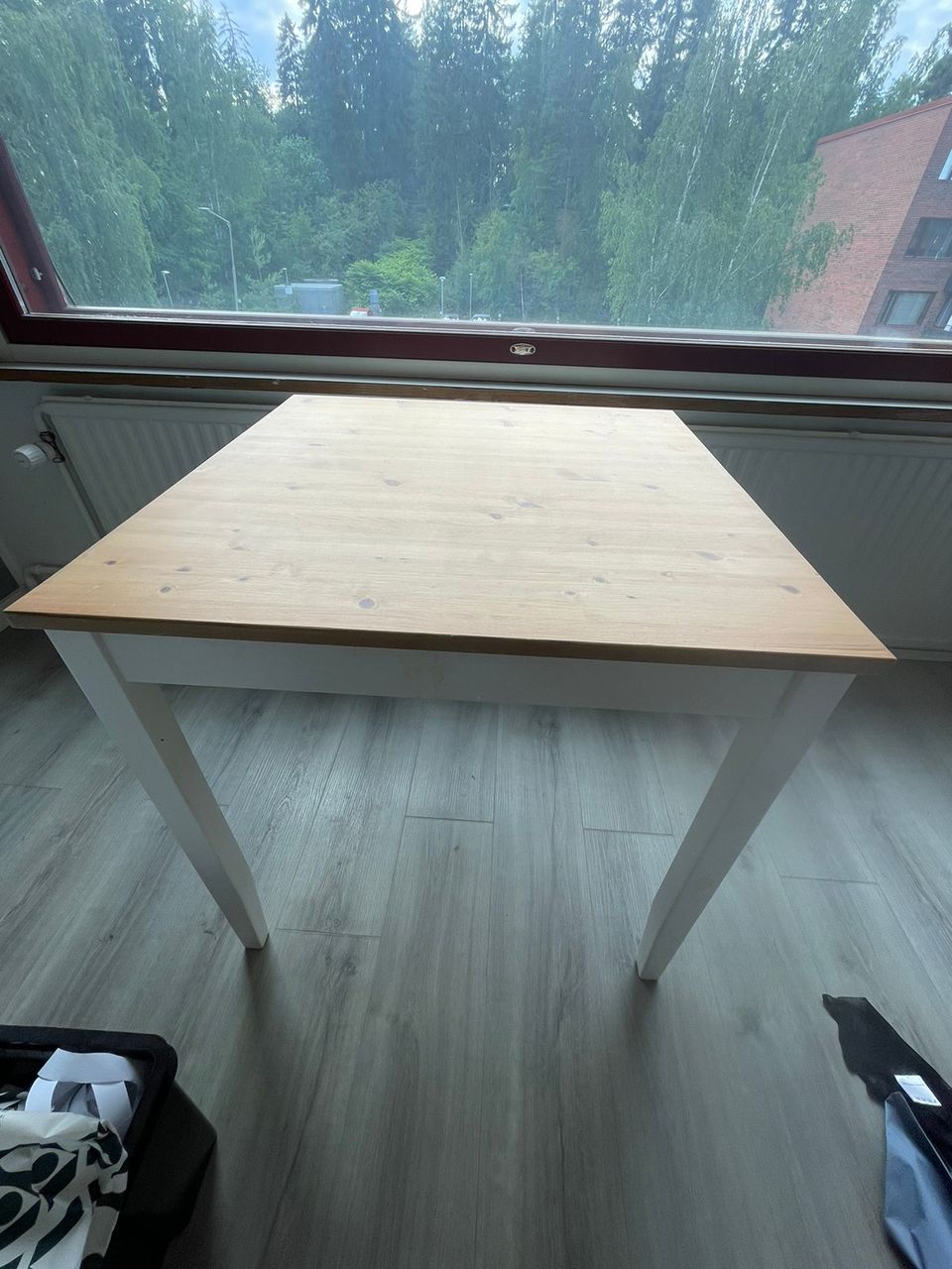 Ikean pöytä ja Terje-taittotuolit