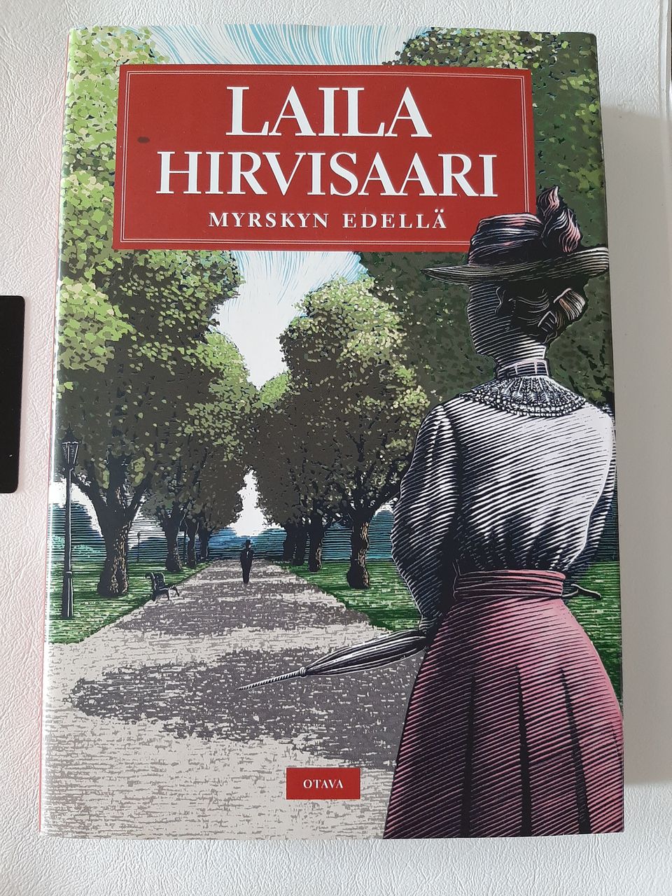 Kirja: Laila Hirvisaari: Myrskyn edellä