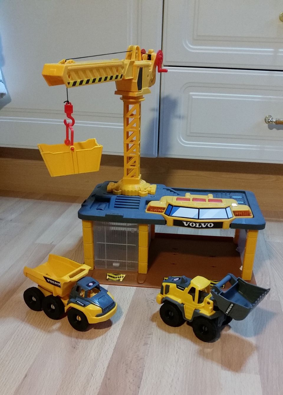 Dickie Toys Volvo Construction Station