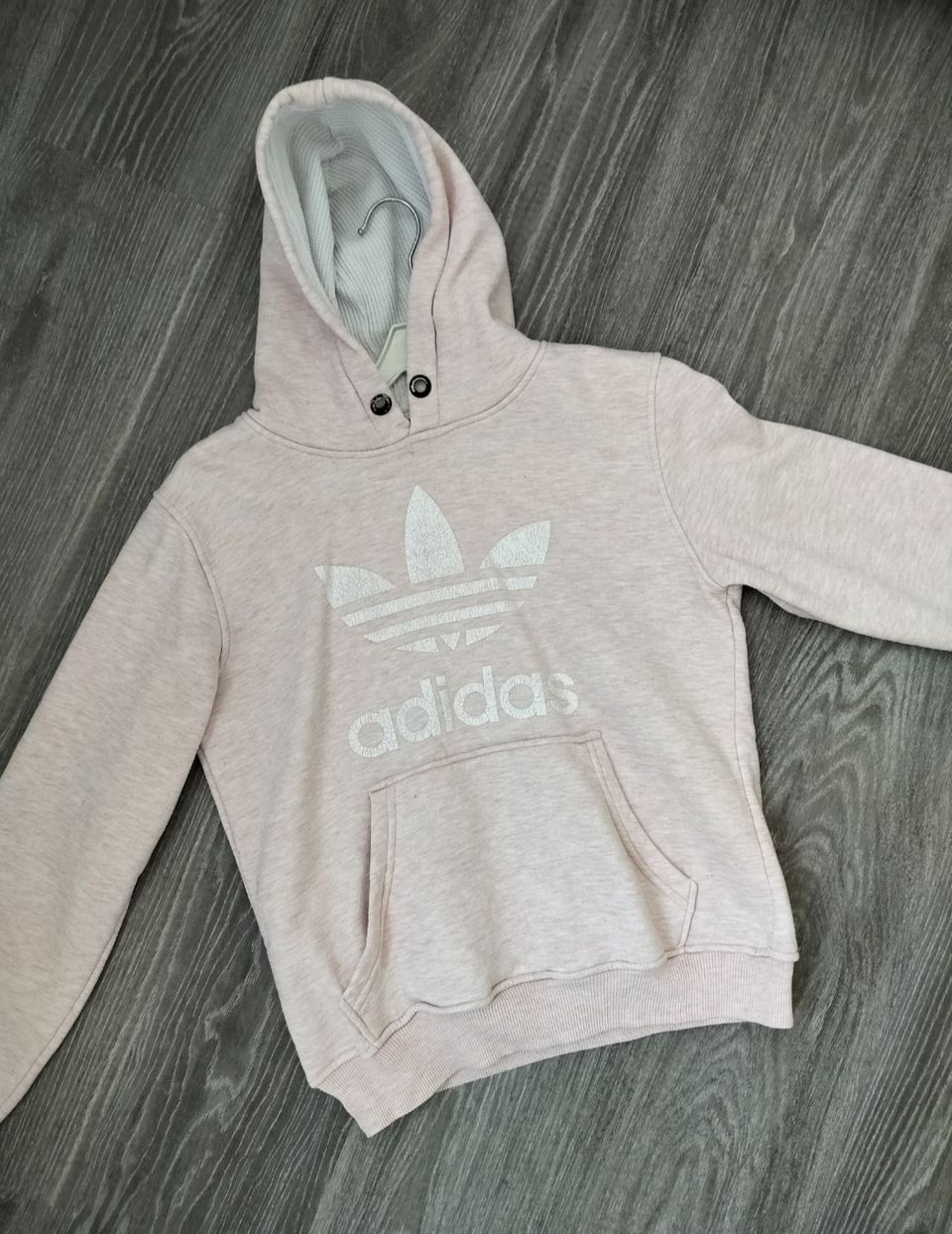 Kevyen roosahtava Adidas huppari