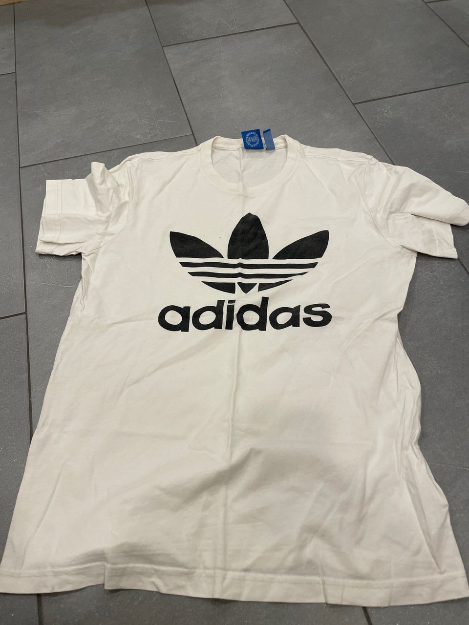 Valkoinen adidas