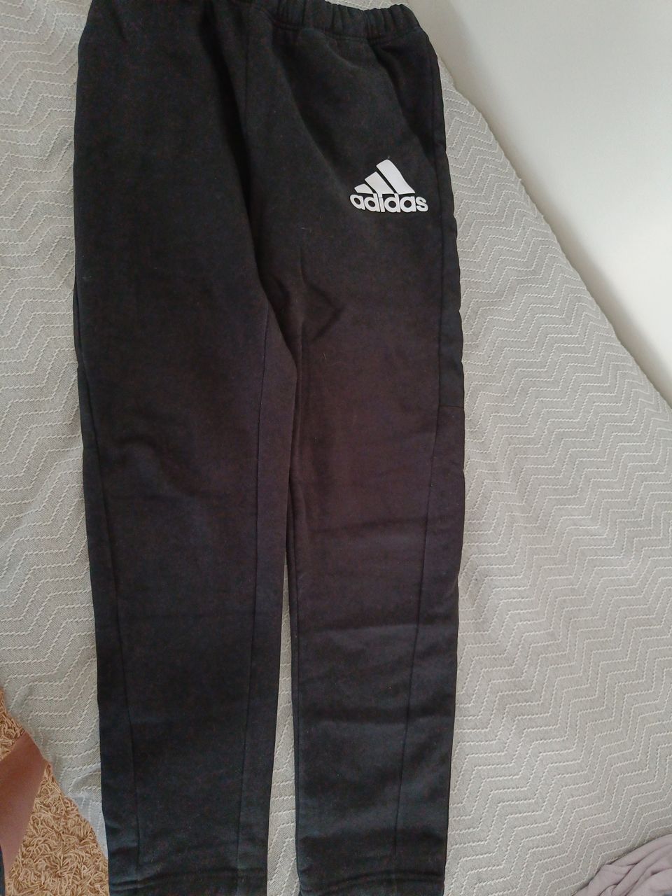 Adidas peruscollegehousut