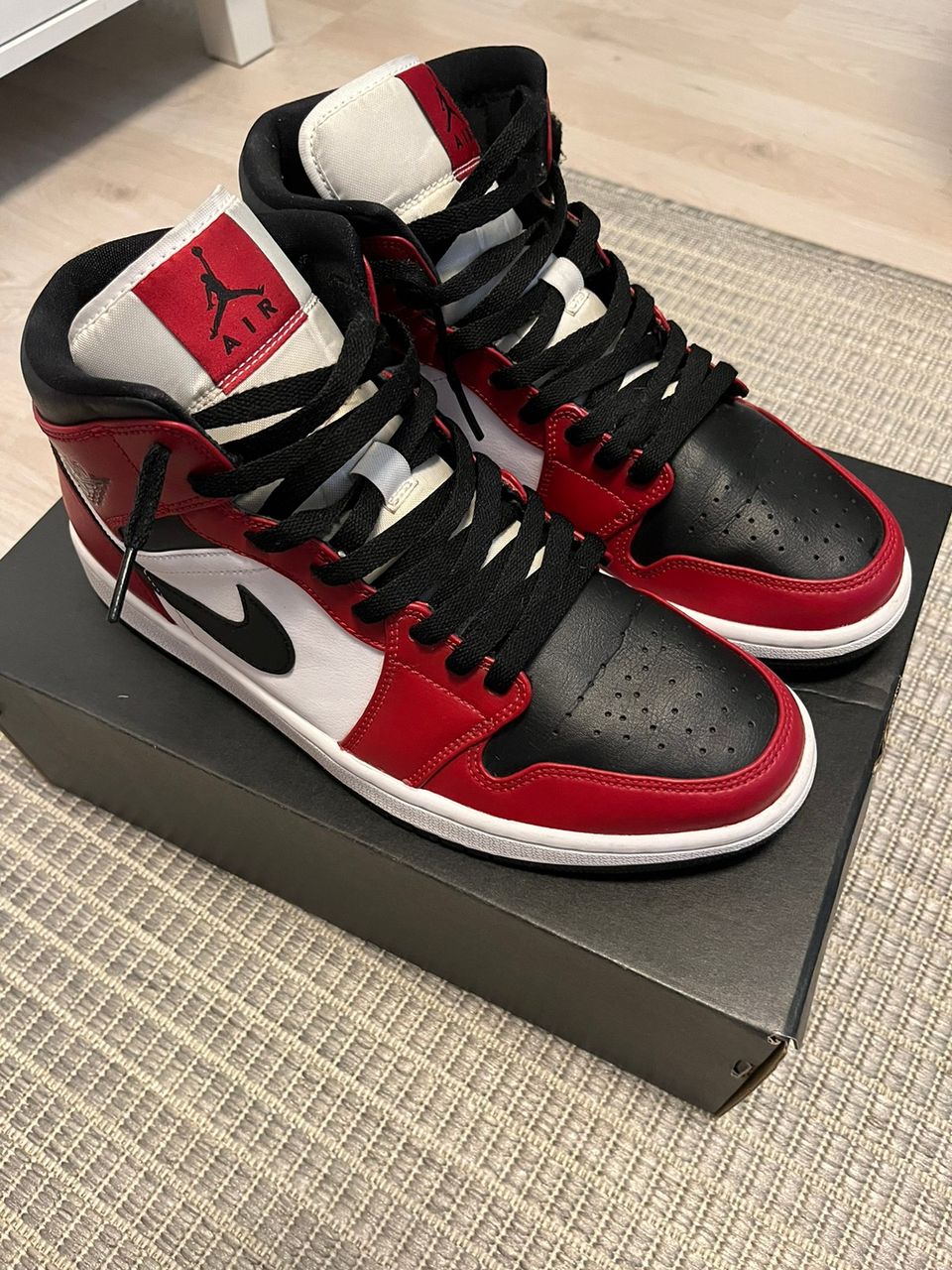 Myydään Air Jordan 1 mid Chicago Toet