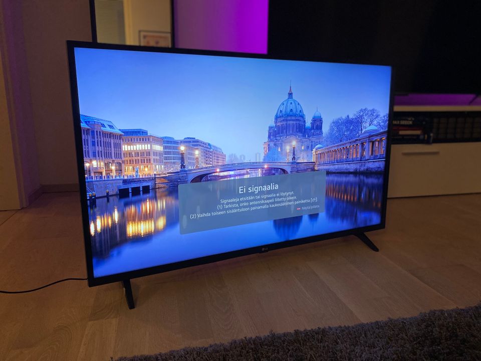 LG 43" 4K UHD Smart TV
