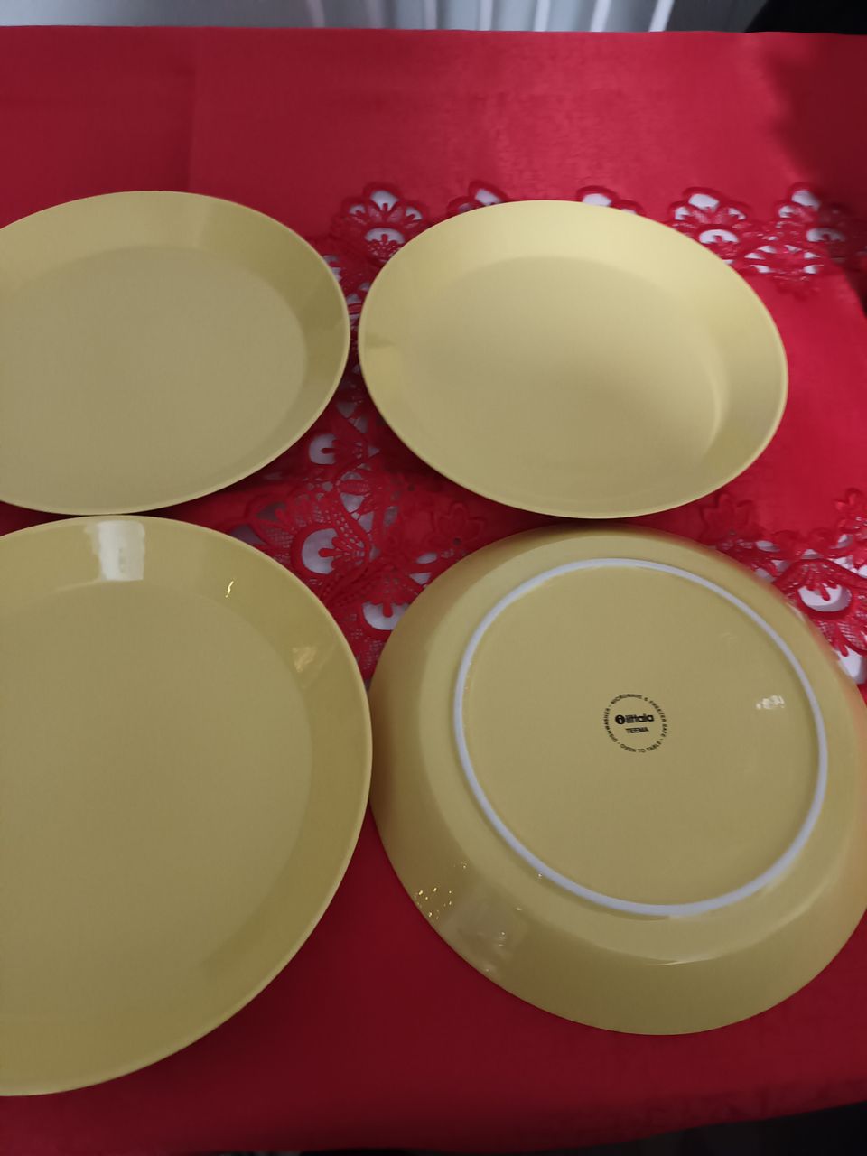 Keltaiset  teema  lautaset