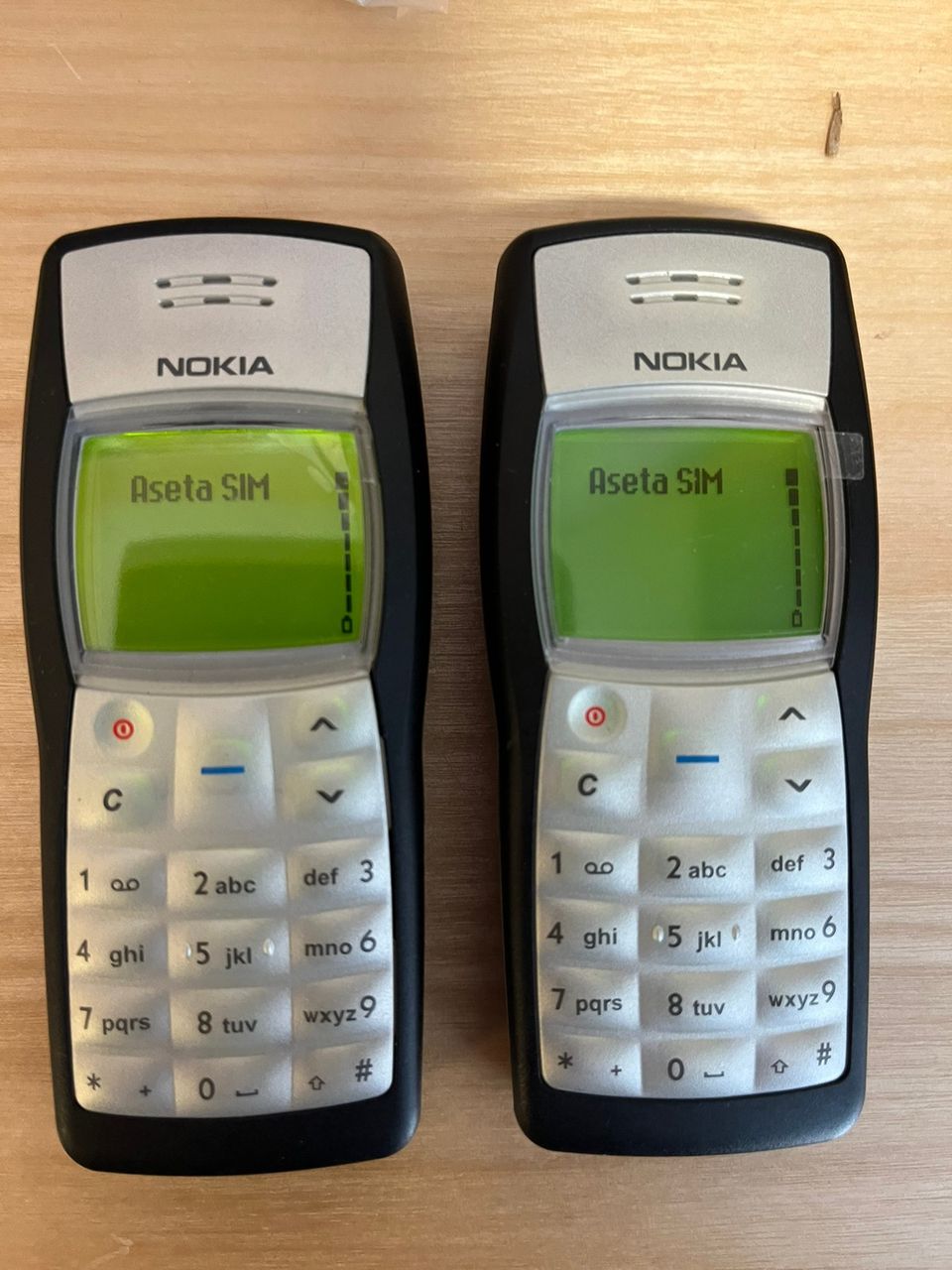 Nokia 1100 RH-18 puhelimia