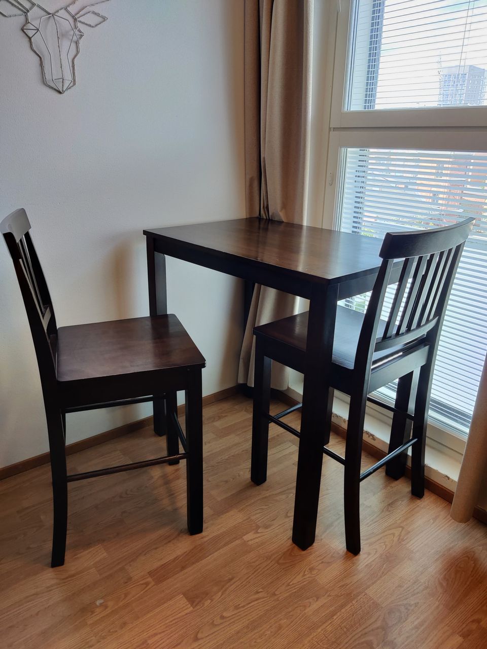 Tummanruskea baaripöytä + kaksi tuolia