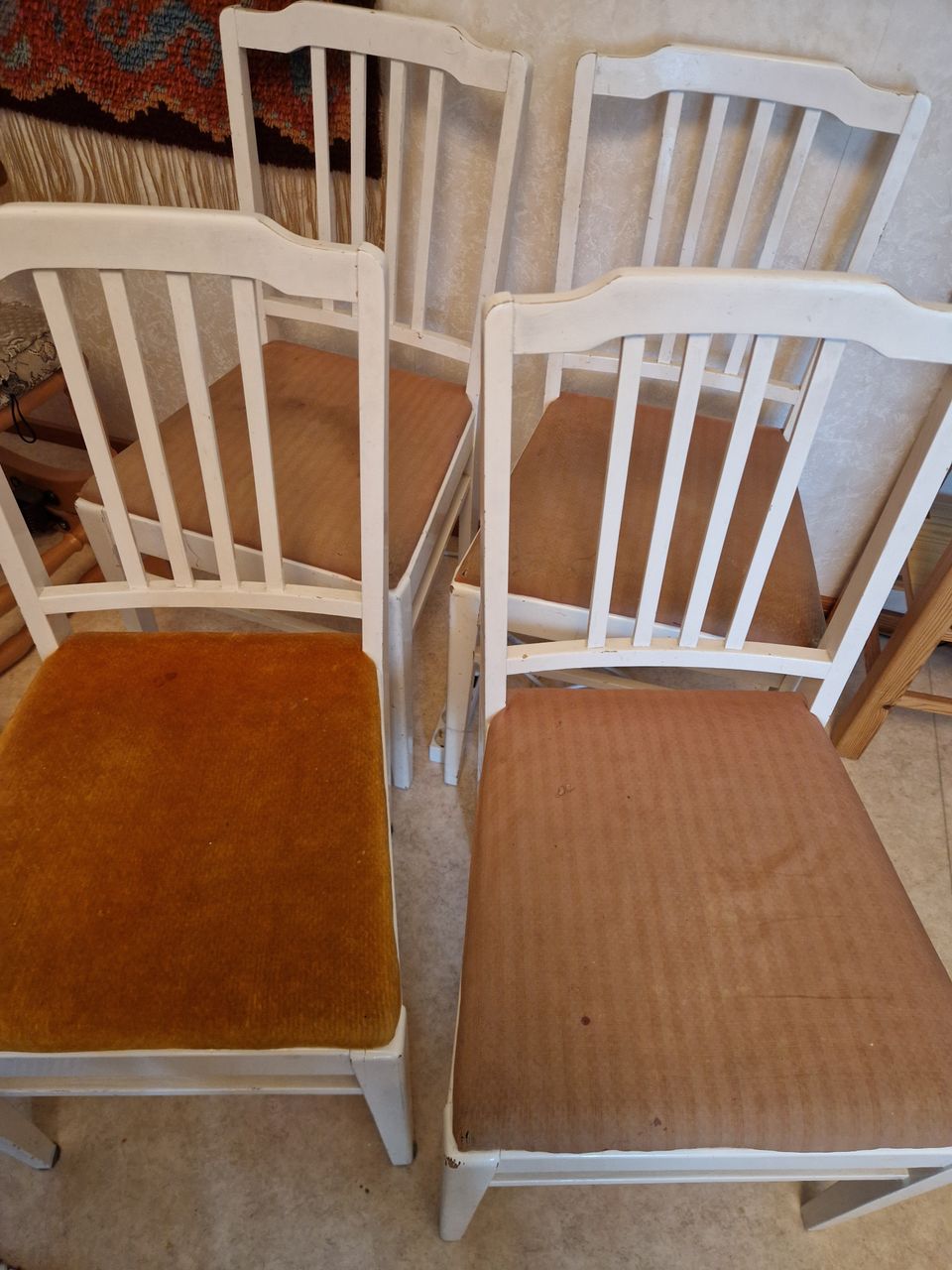 4 kpl tuoleja