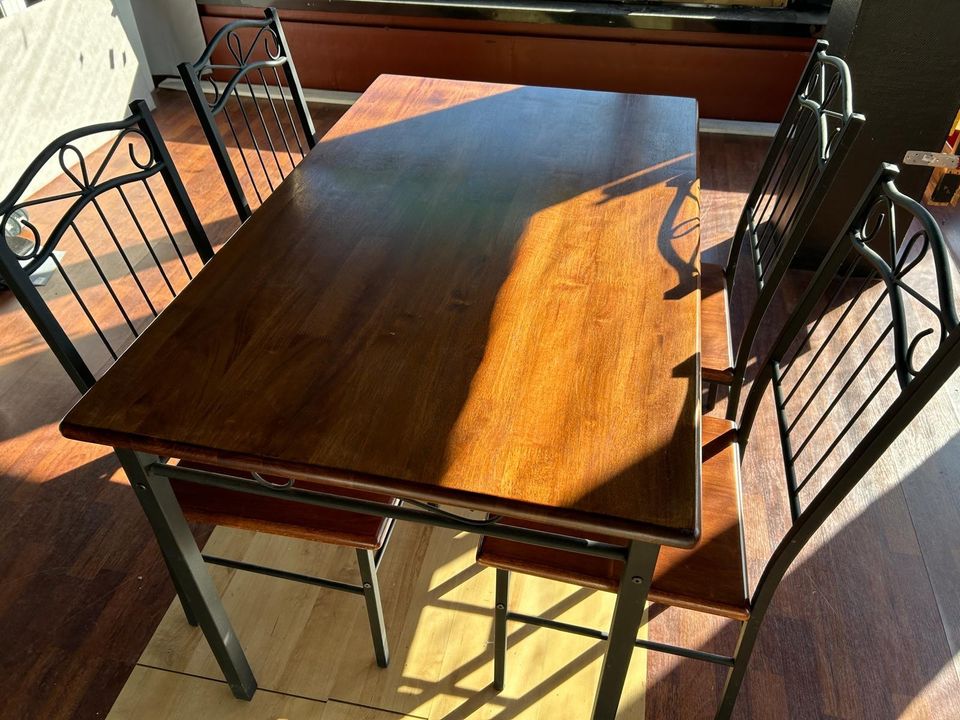 Pöytäryhmä (pöytä + 4 tuolia)