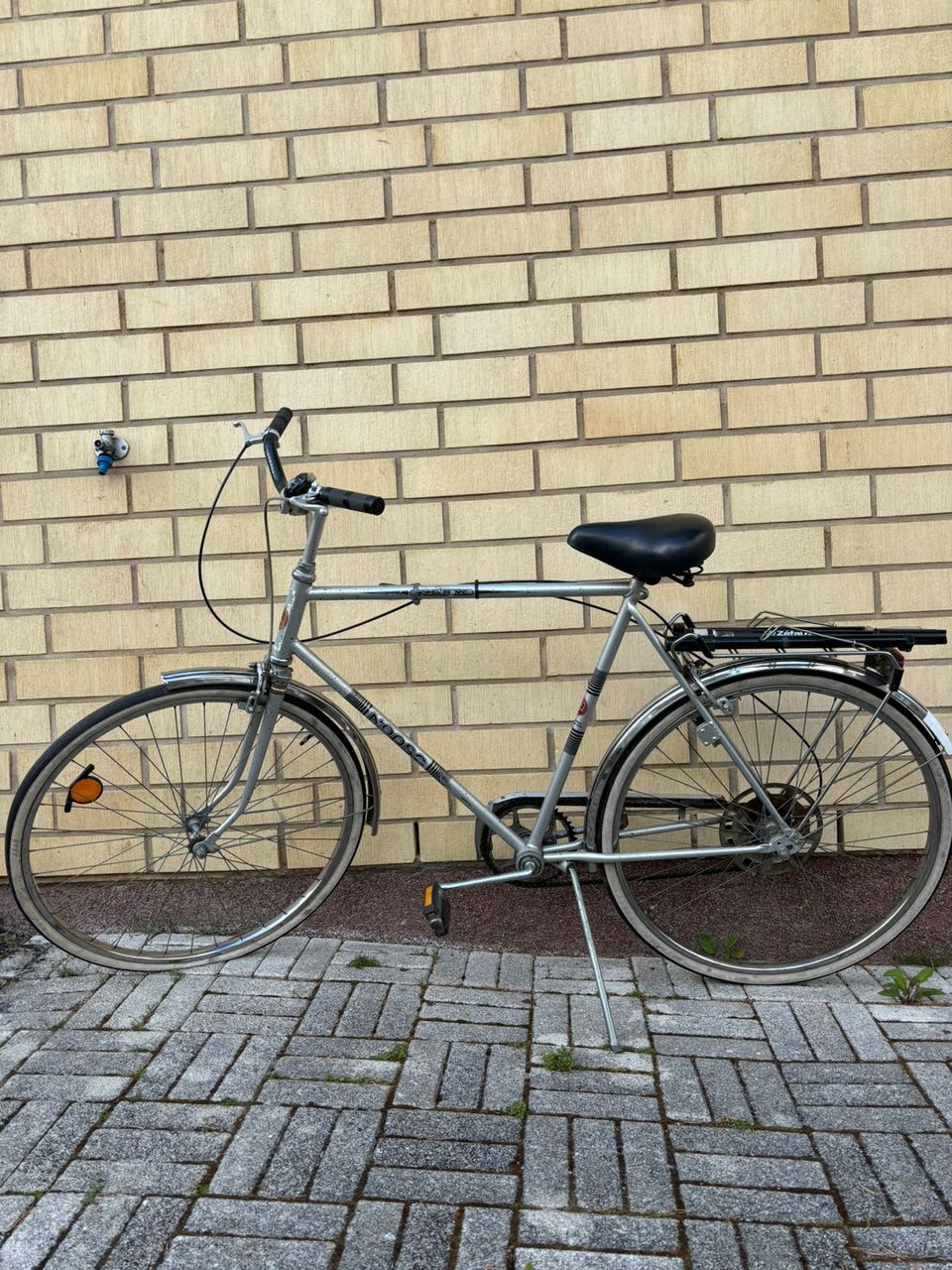 Harmaa polkupyörä