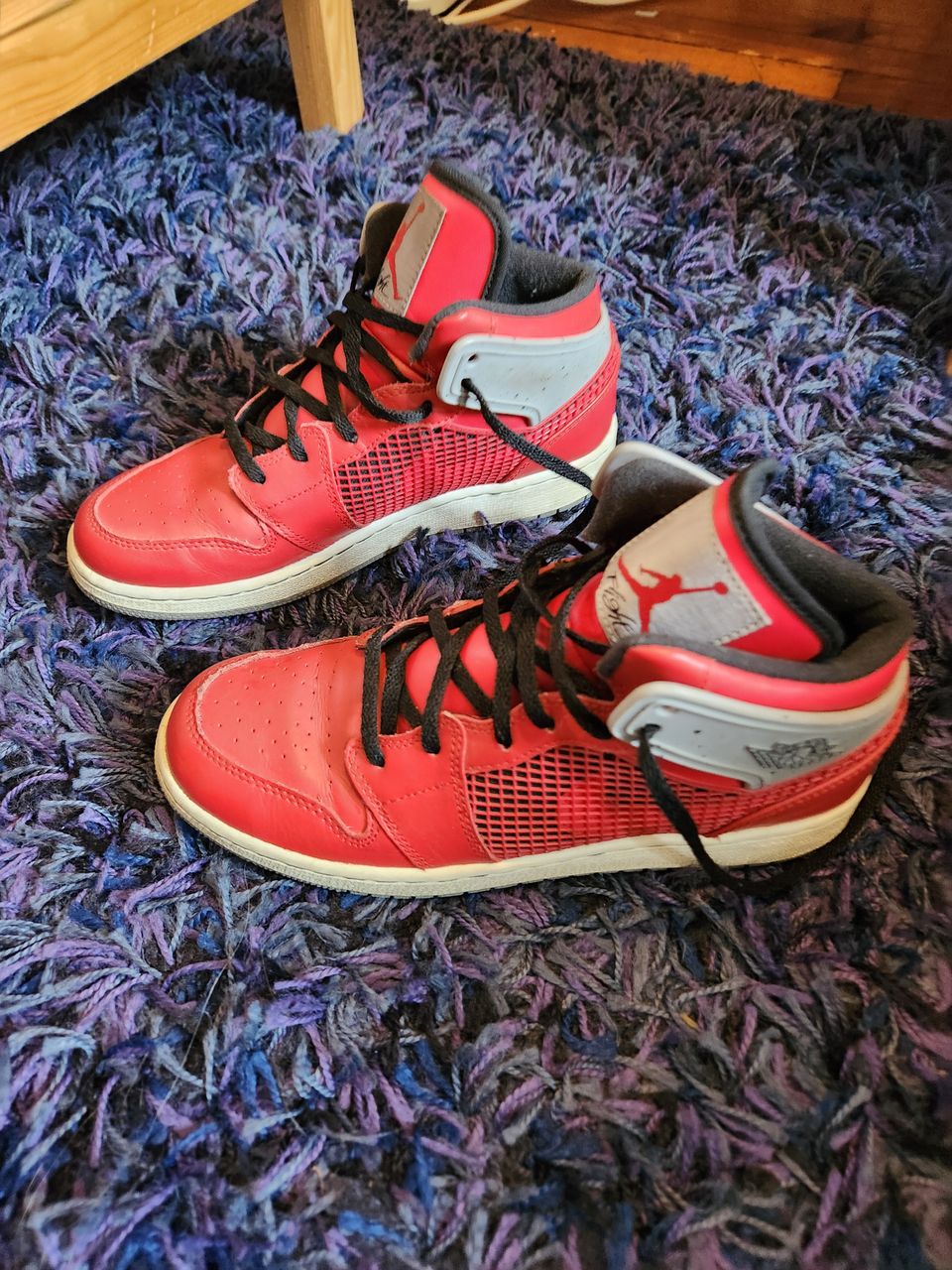 38,5 Air Jordan punaiset kengät