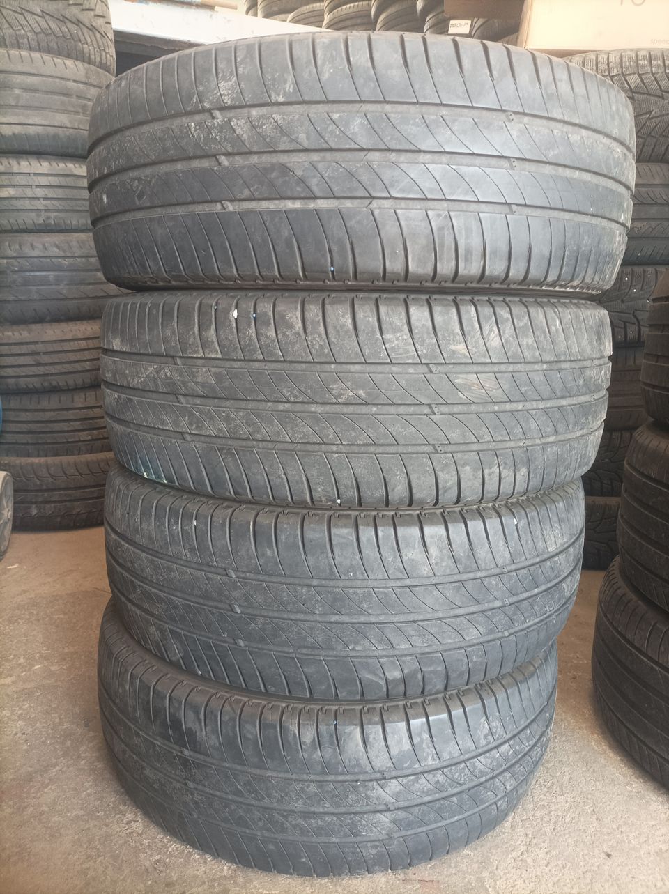 235/60/17c Michelin agilis kesärenkaat 4kpl ,pinta 2x5mm ja 2x5,5mm. Dot 1422.