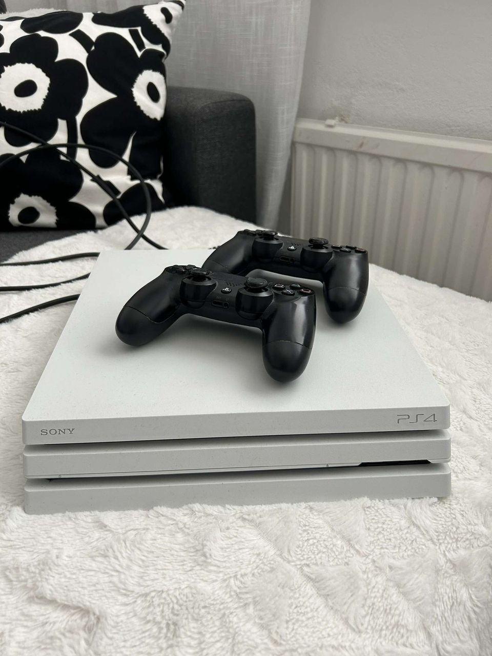 Ps4 PRO 1TB/ 2 Ohjainta