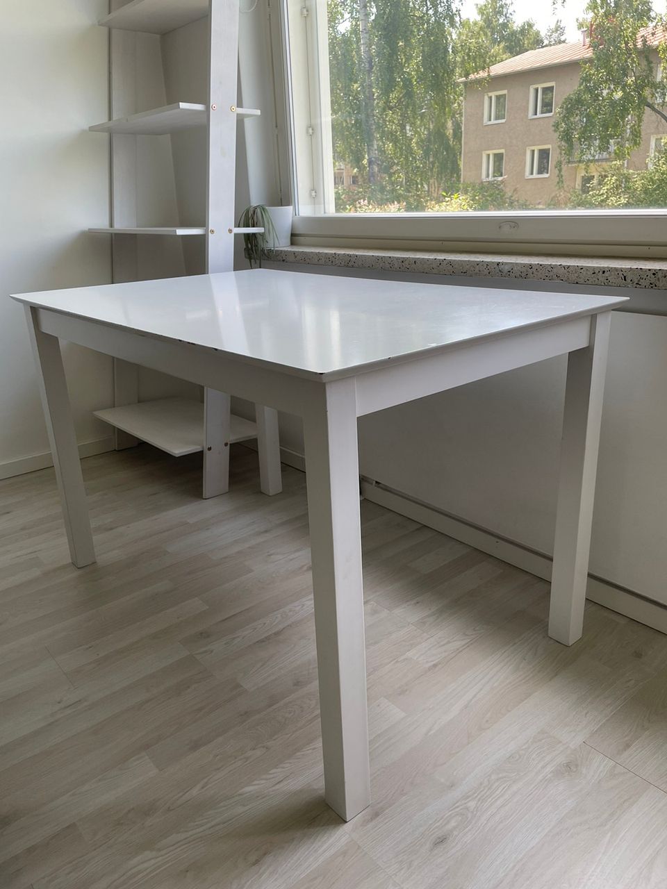 Valkoinen pöytä / Ruokapöytä / Työpöytä