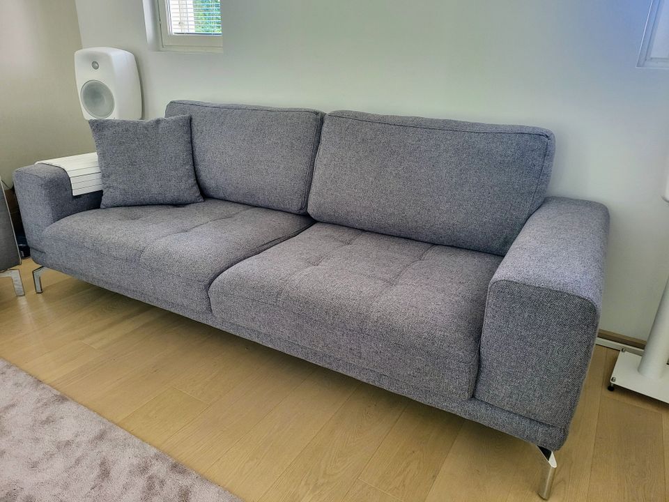 Harmaa sohva