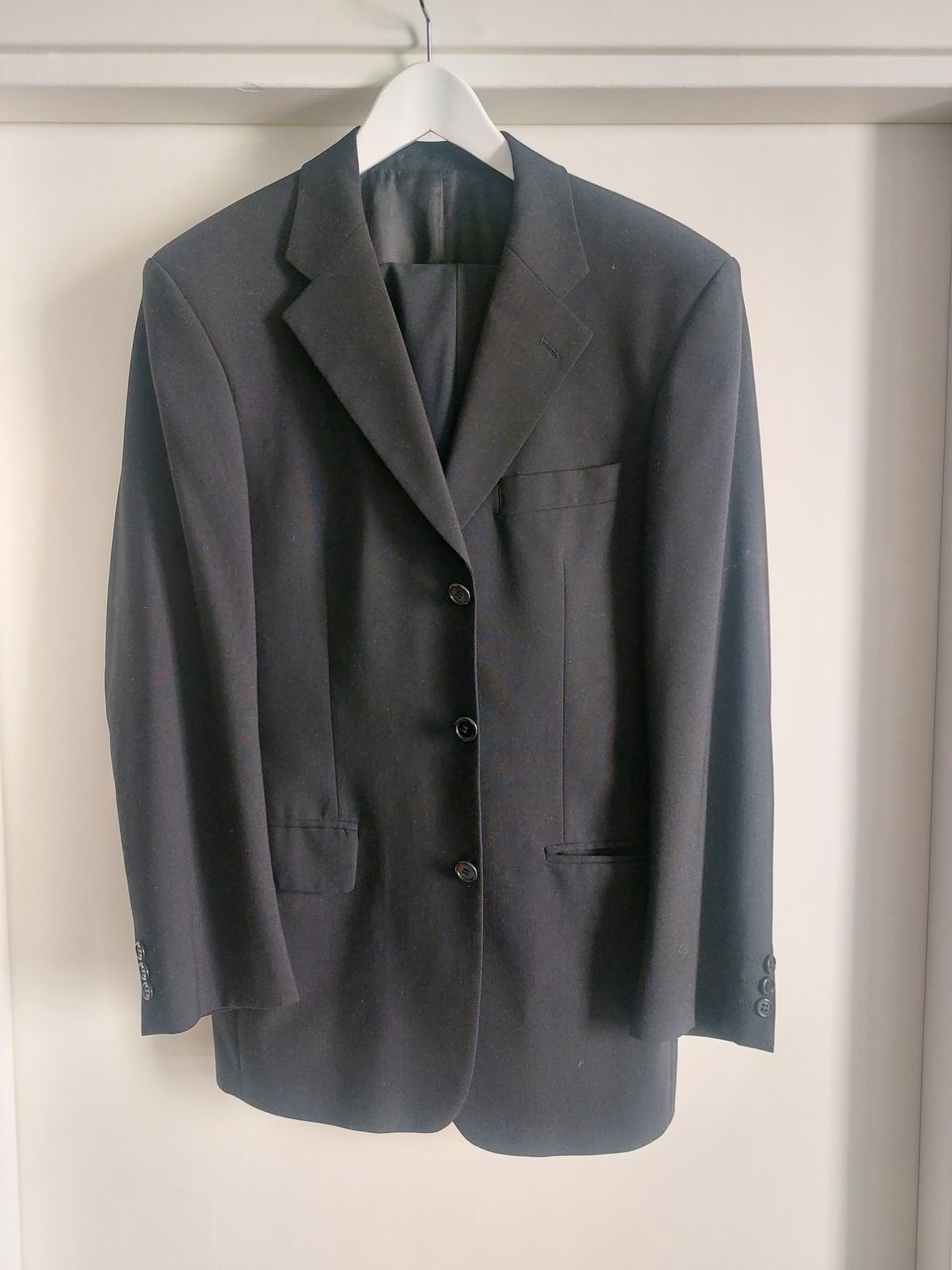 Musta Turo Tailor puku, takin koko 46 ja housut 50.