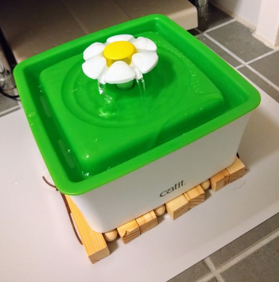 Catit 2.0 Flower Fountain Mini vesiautomaatti + 7 suodatinta