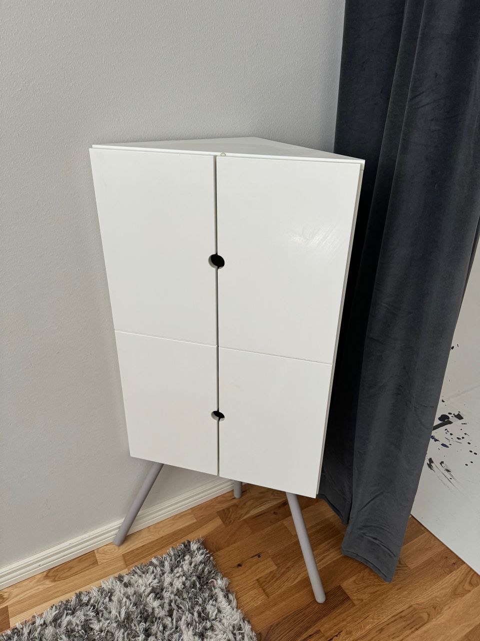 IKEA PS 2014 kulmakaappi, valkoinen ja jaloilla