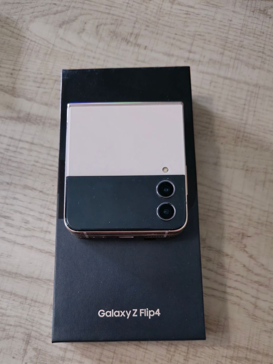 Samsung Galaxy Z  Flip4 8/128 Pink Gold