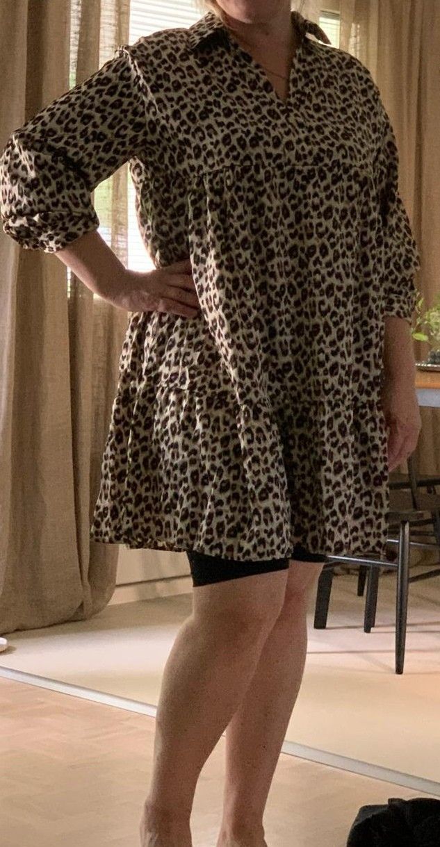 Leopardikuvioinen uusi, käyttämätön mekko. Itselle oli liian suuri. Koko XXL.