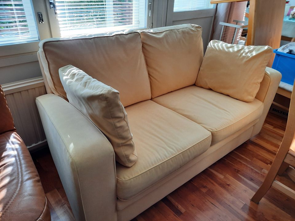 Nojatuoli ja kahden istuttava sohva