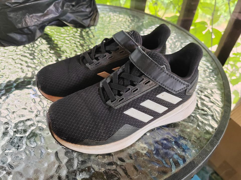 Adidas lenkkarit 30