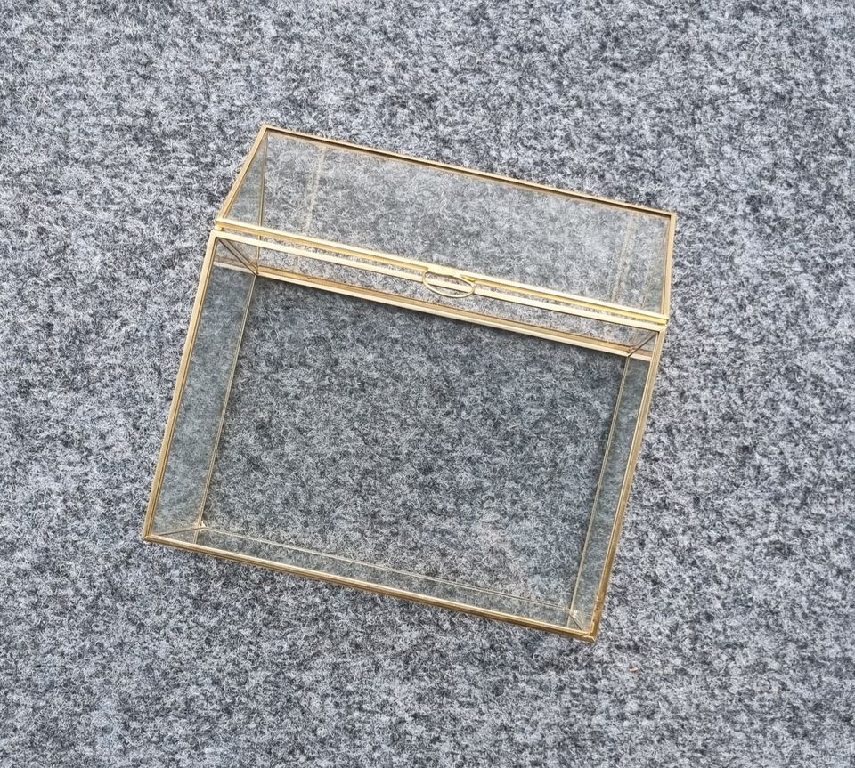 Kultainen / lasinen korttilaatikko