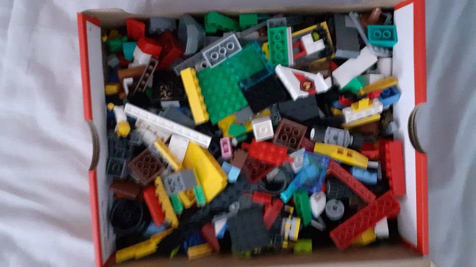 Legoja erilaisia noin 1,5 kg