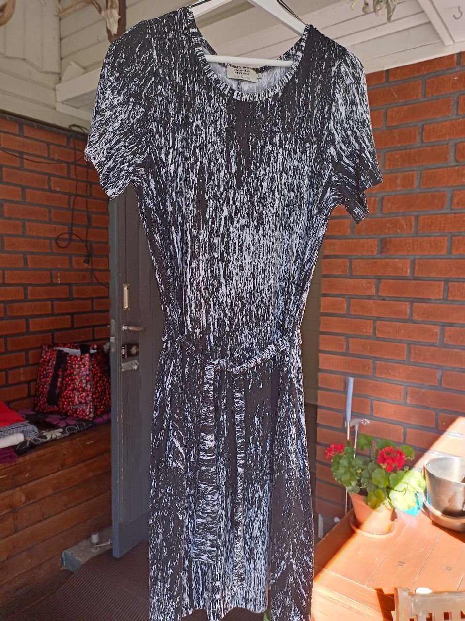 Ivana Helsinki mustavalkoinen mekko
