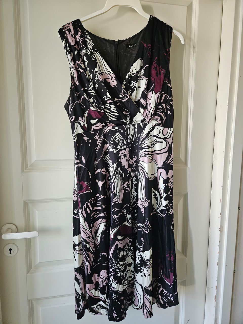 Mustapohjainen,lilakuvioinen mekko, koko 42