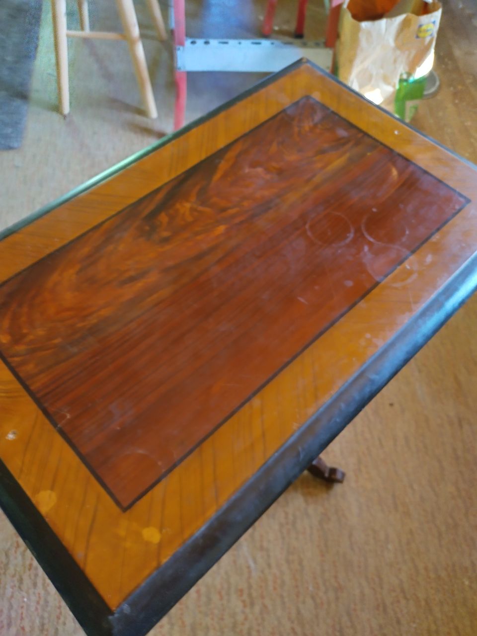 Vanha pilaripöytä
