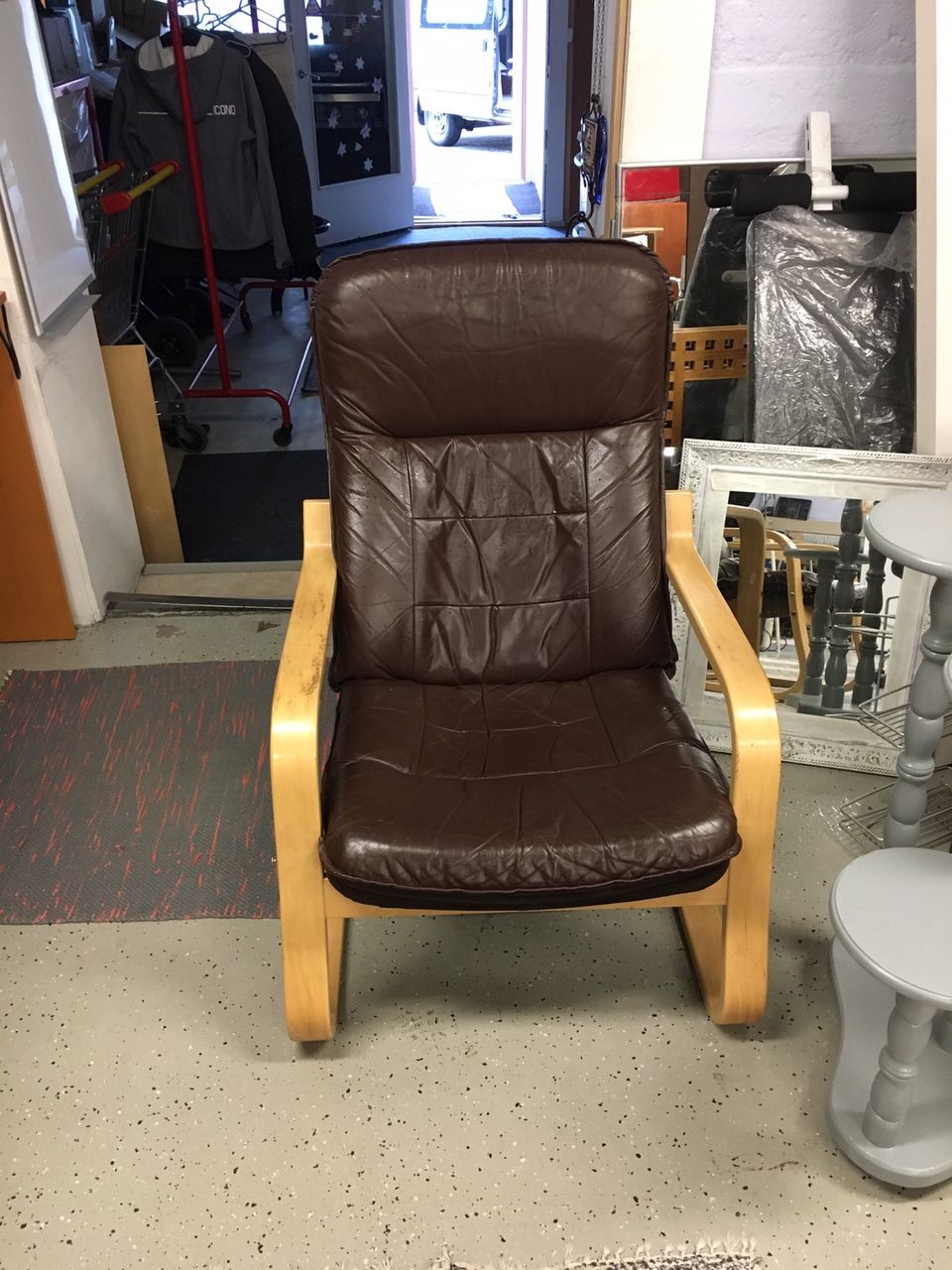 Hyväkuntoiset nahka tuolit