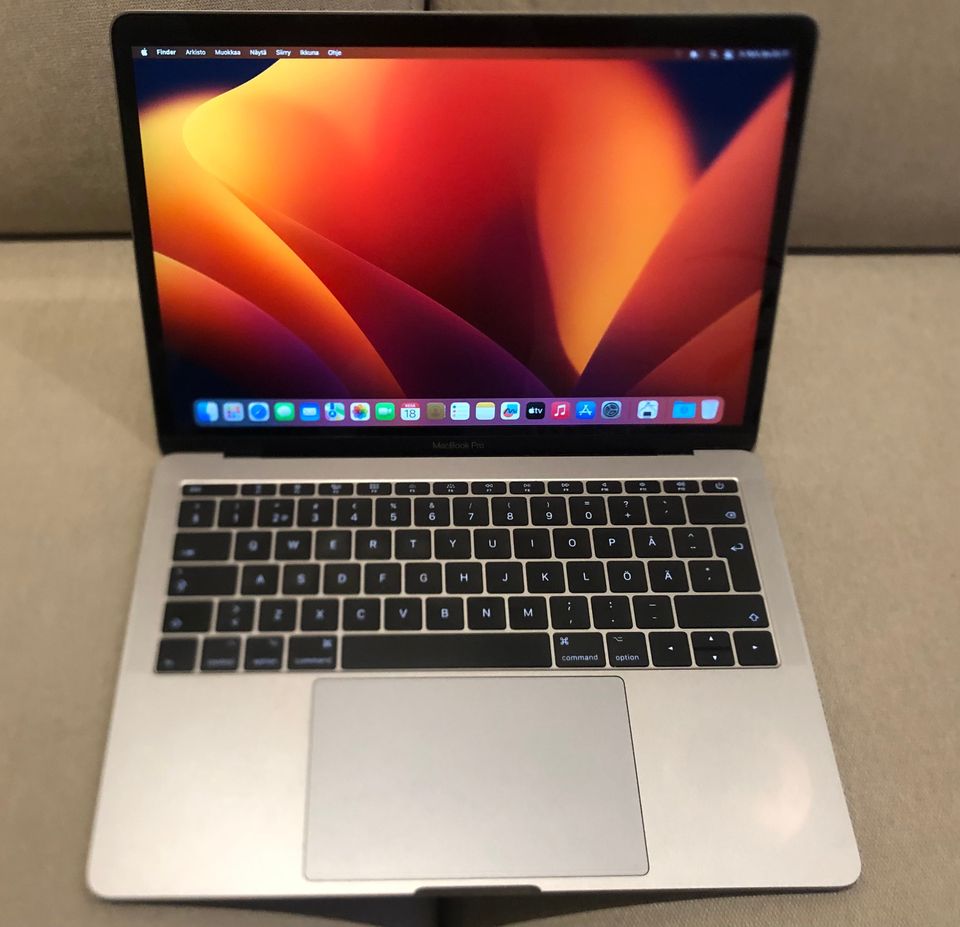 MacBook Pro 13'' (14,1), 2017, 2,3 GHz, akun kunto "normaali"