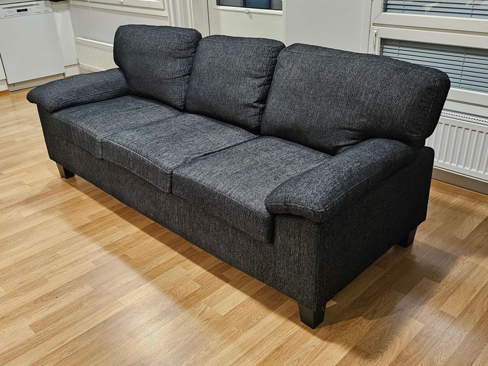 3:n istuttava tummanharmaa sohva