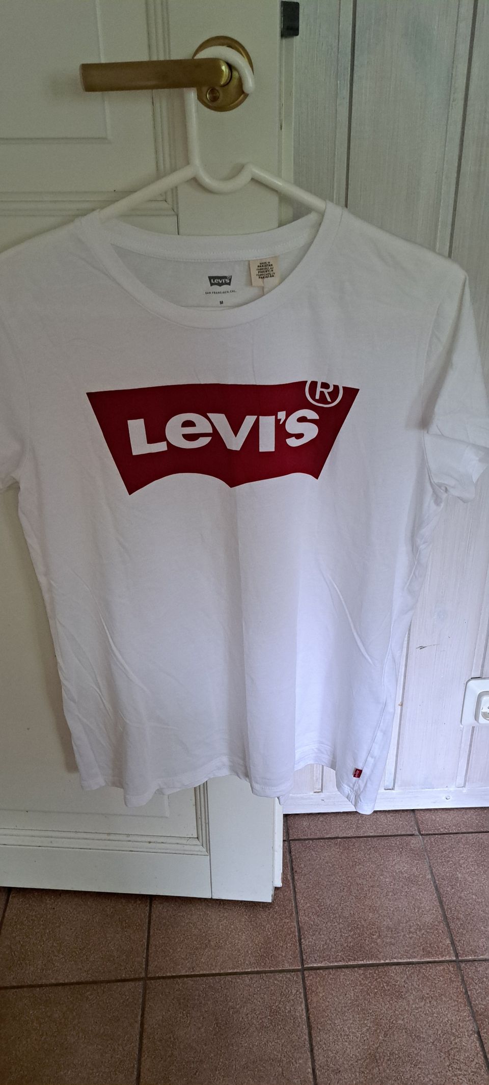 Käyttämätön Levi's t-paita