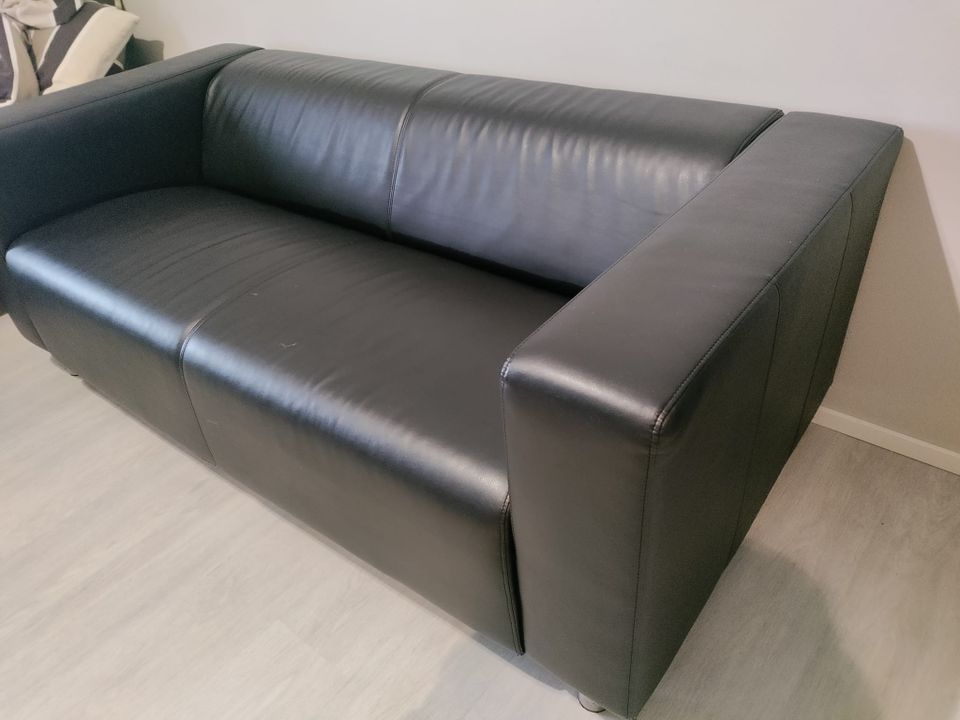 Musta sohva