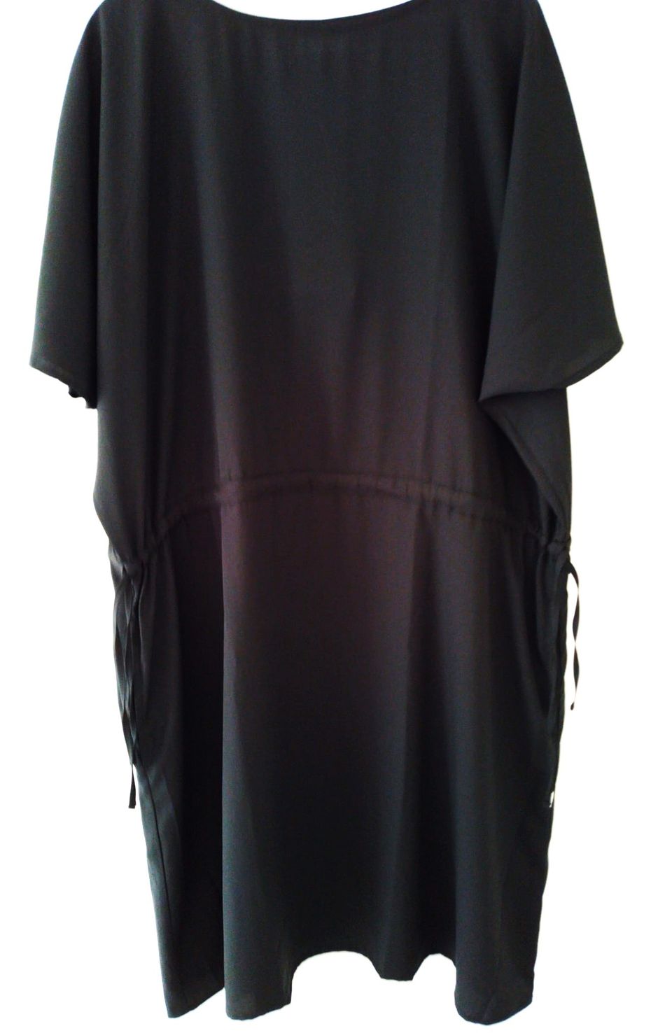 Musta XL tilava makia merkkinen mekko