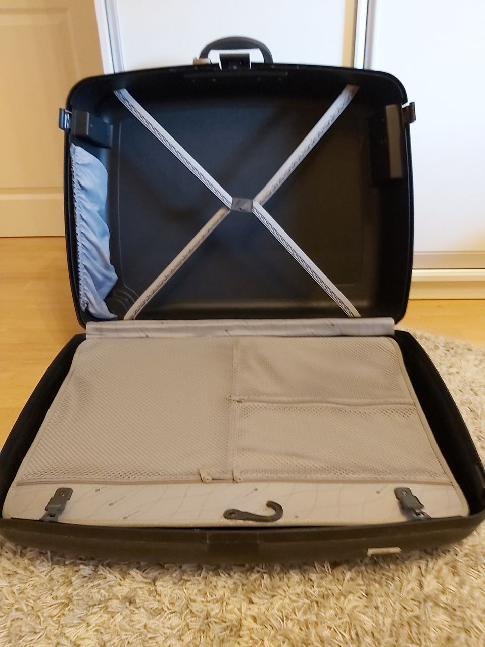Delsey kestävä, iso ja siisti matkalaukku