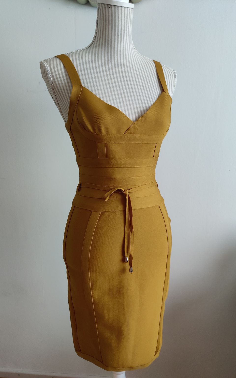 Keltainen bandage-mekko 36