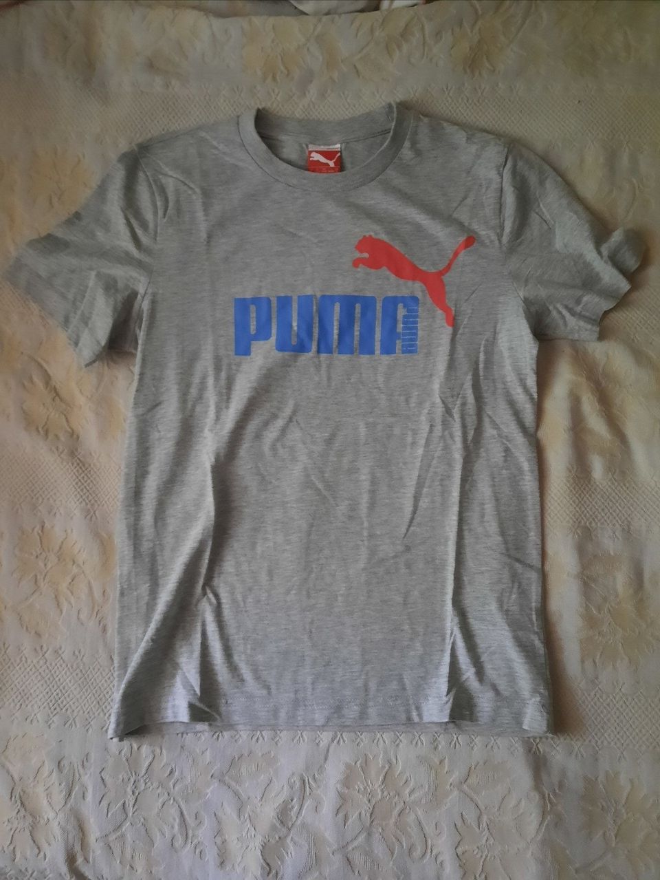 Käyttämätön Puma T-paita. S