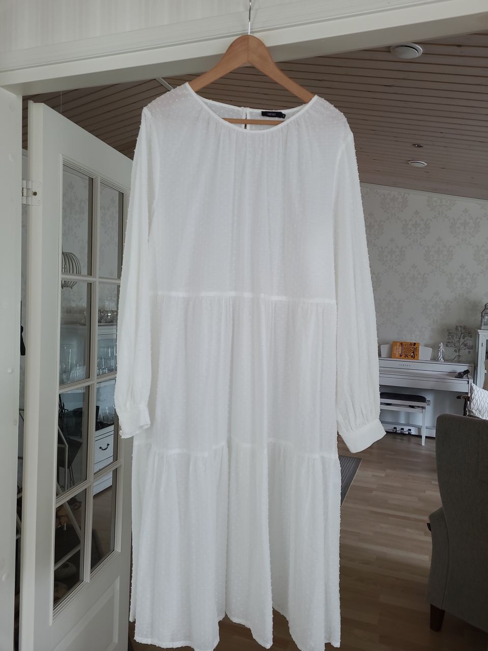 Myydään Nanson valkoinen mekko
