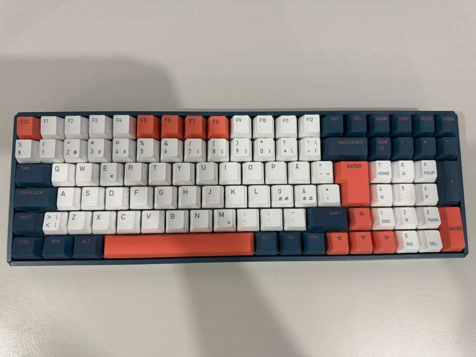 Iqunix F97 Coral Sea -mekaaninen näppäimistö Cherry MX Blue -kytkimillä