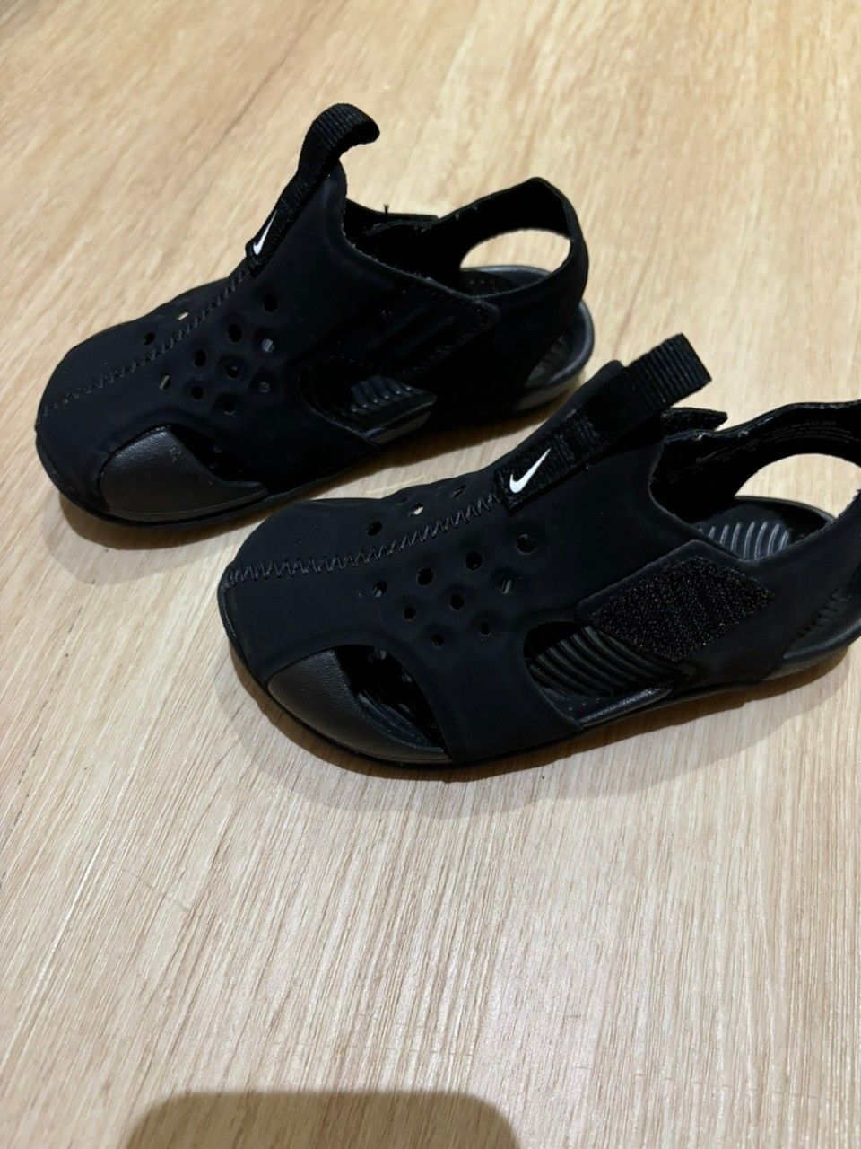 Lasten uudet Niken sandaalit koko 25