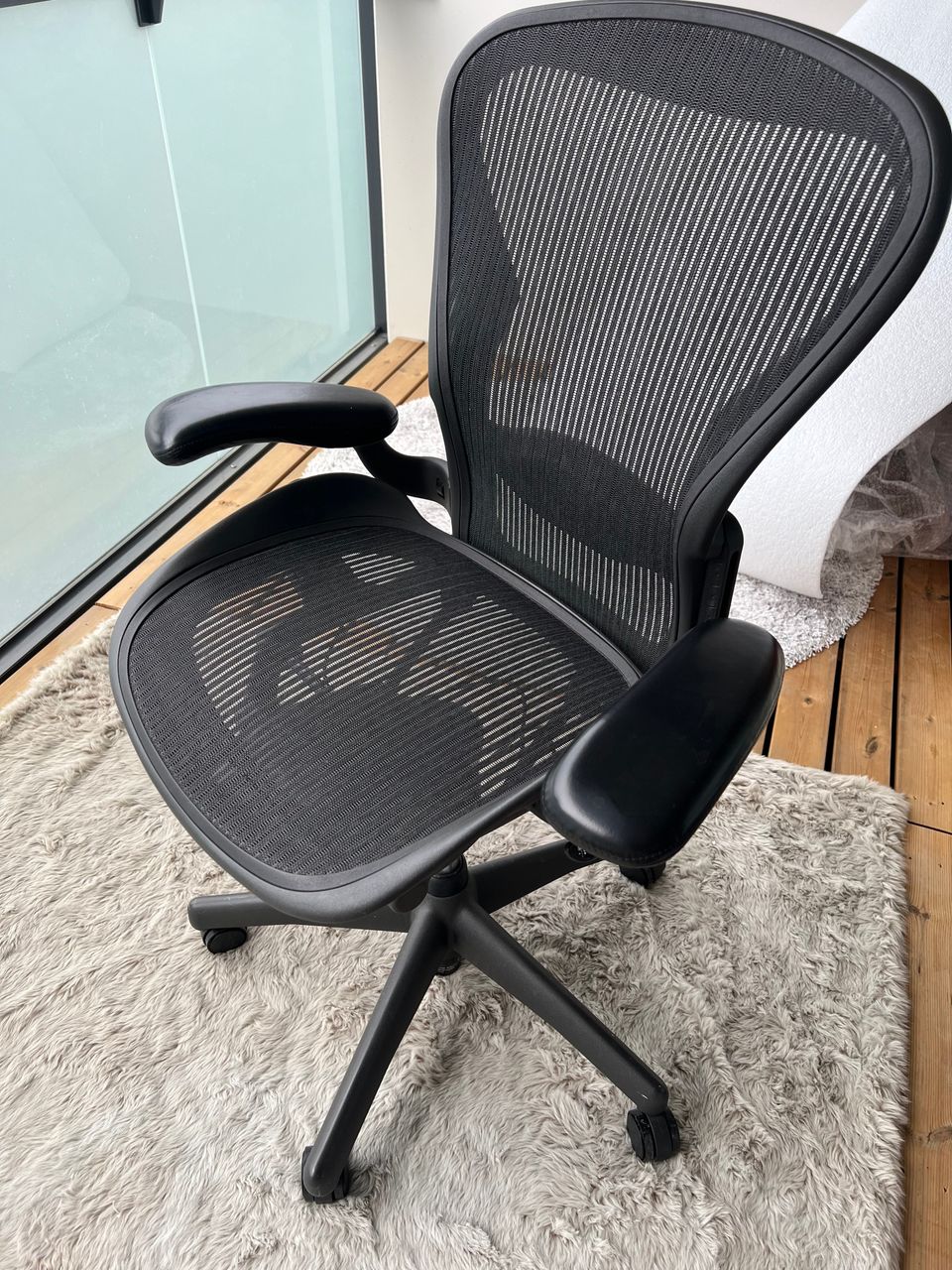 Herman Miller Aeron Graphite Black ergonominen työtuoli koko B+ suklaat