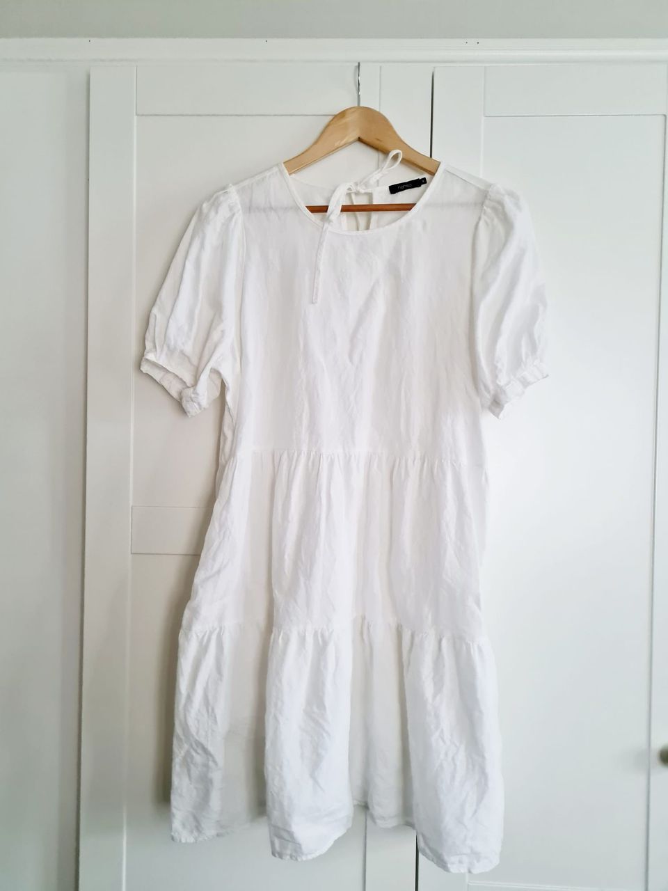 Nanso Sarastus lyhyt valkoinen mekko