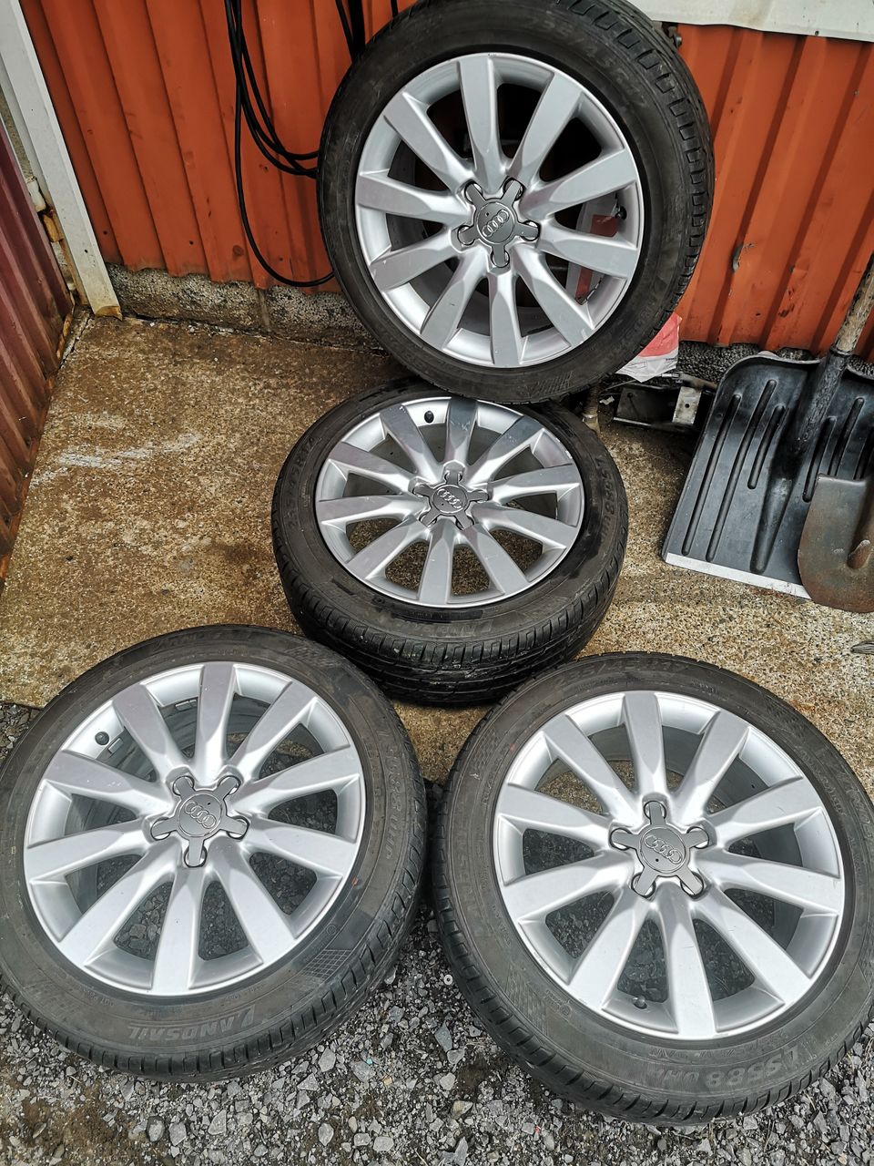 Audin alu vanteilla renkaat 235-45 x 17"