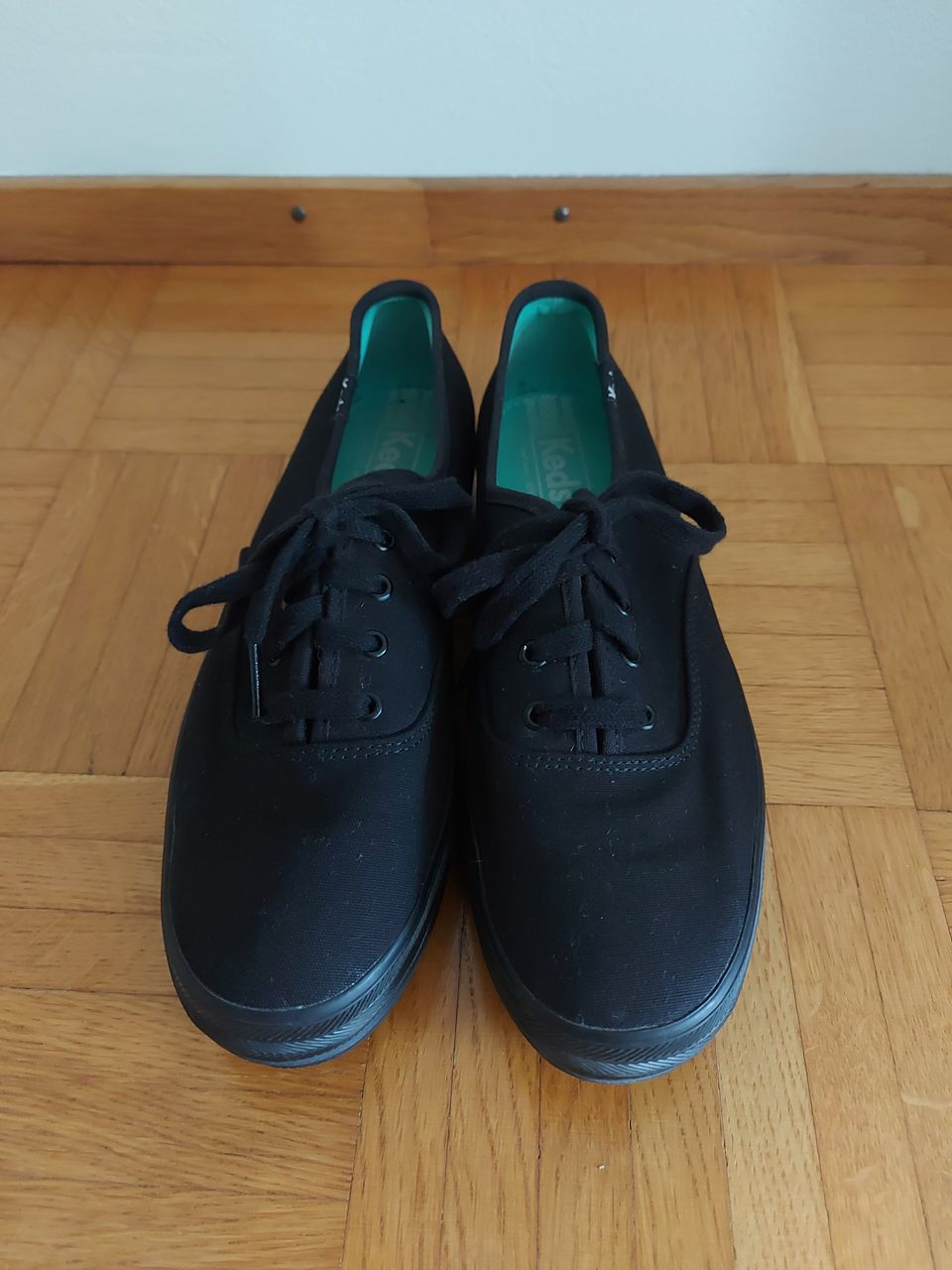 Mustat Keds-kengät