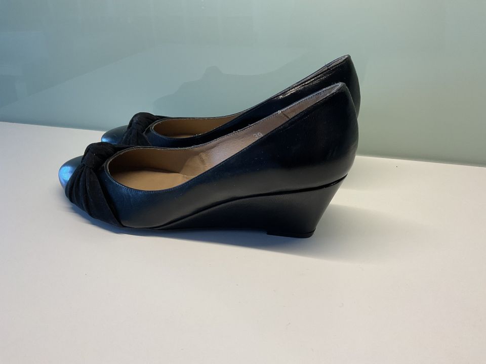 Uudet Global kiiltonahkaiset piilokorkoiset kengät väri musta